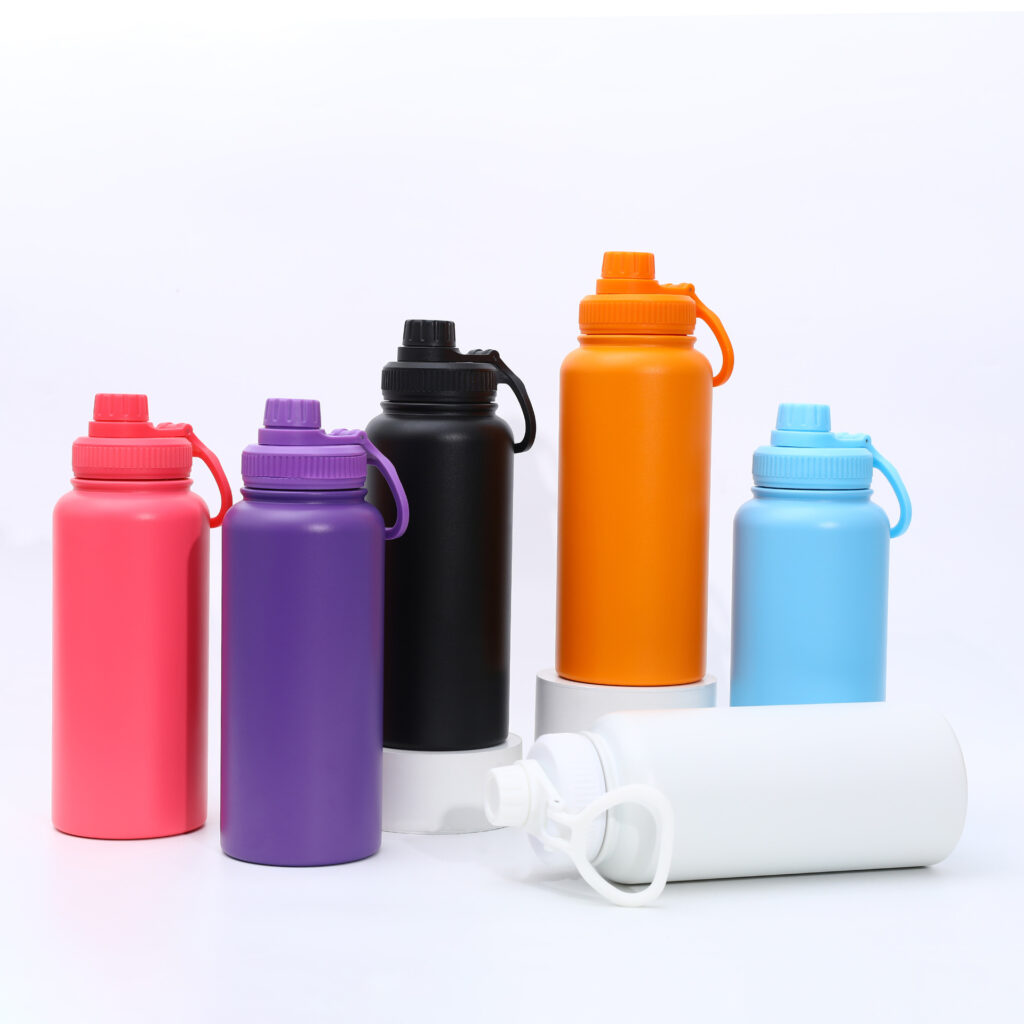 Insulated cups typically contain a multi-layer structure, with the interlayer generally designed as a vacuum to effectively prevent heat conduction. In addition, the surface of the interlayer is usually treated with silver plating to block the transfer of thermal radiation. Some insulated cups are equipped with cork stoppers on the lids, also to further slow down heat conduction.